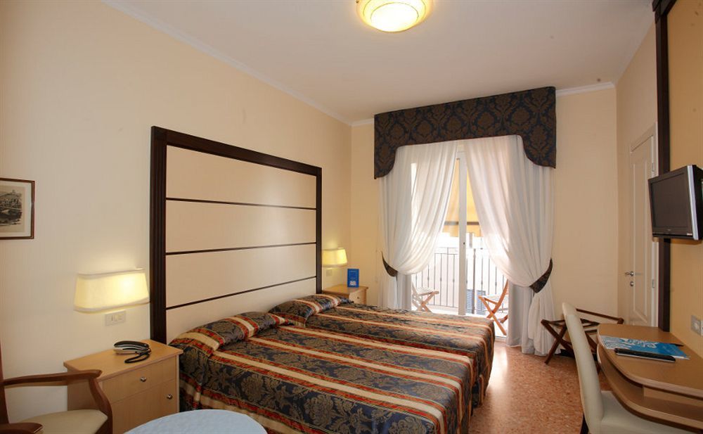 B&B Hotel Diano Marina Palace Екстериор снимка